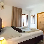 Gostinjska kuća Ulika 3*